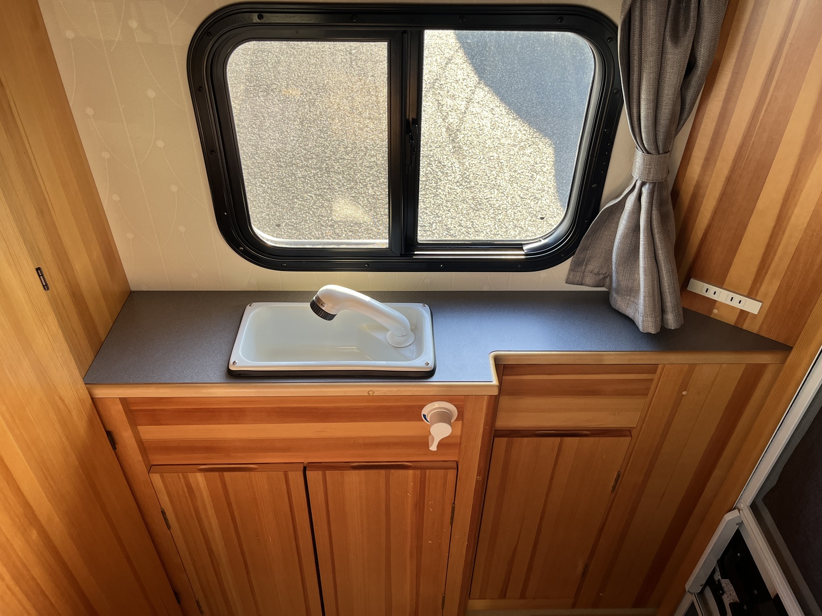 キャンピングカー キャブコン AtoZ ｱﾐﾃｨLE 銀花 ｸｰﾗｰ 4WD 1ｵｰﾅｰ