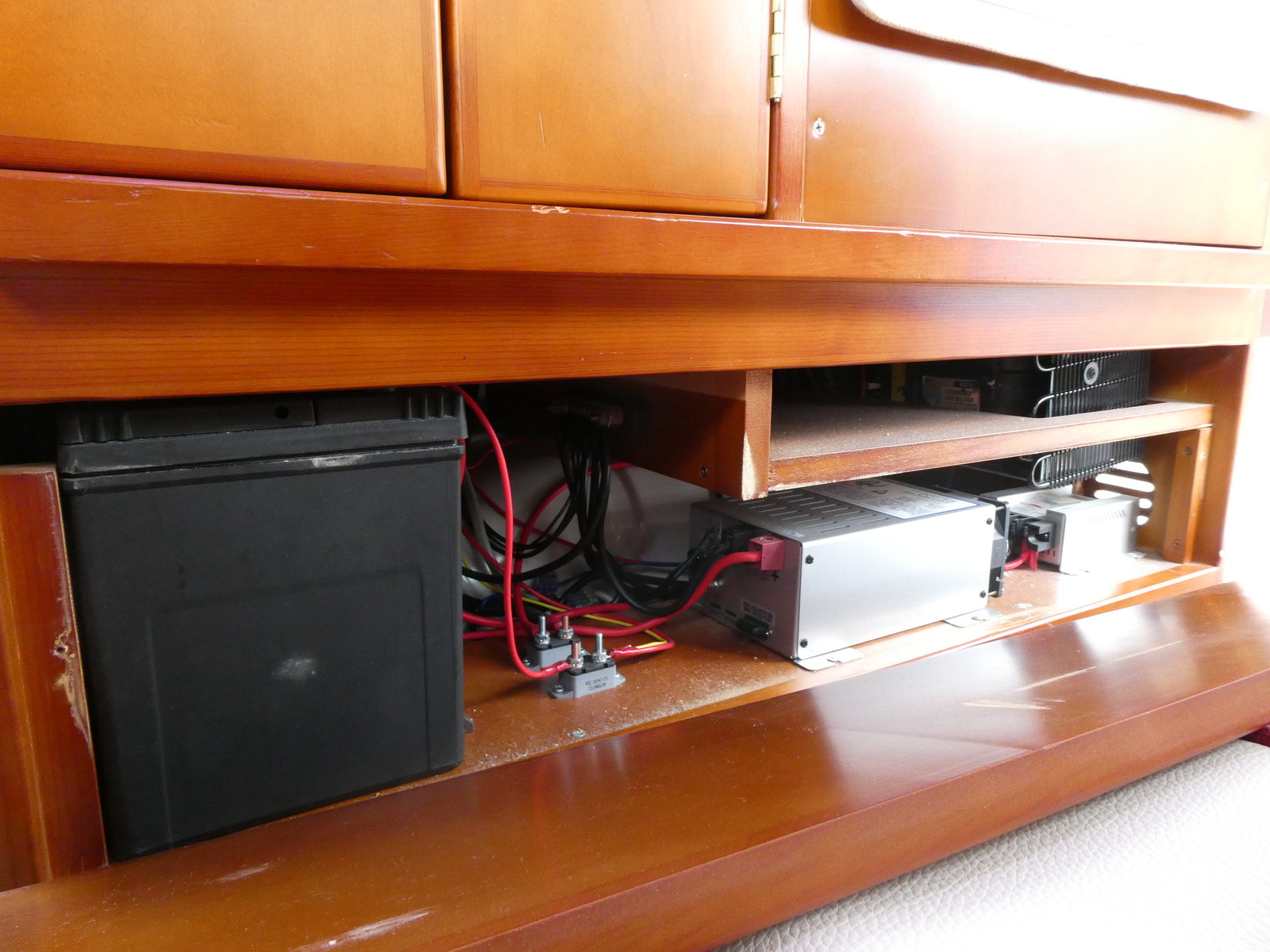 キャンピングカー バンコン ﾀｺｽ　ﾊﾅ　DC冷蔵庫　走行充電　外部充電