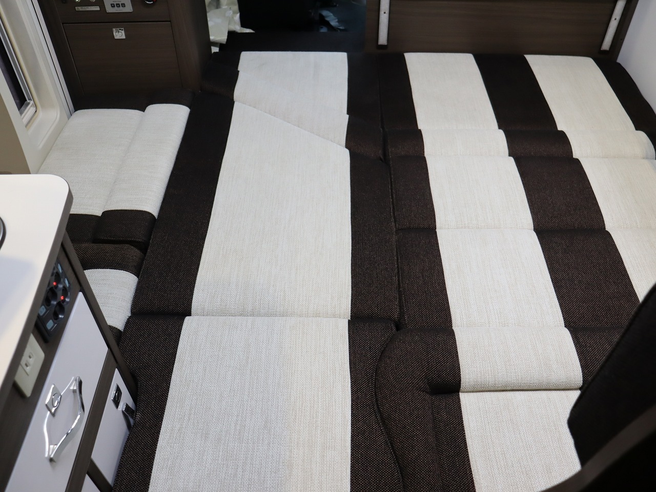 キャンピングカー キャブコン ｶﾑﾛｰﾄﾞ ﾅｯﾂRV ｸﾚｱ5.3Xｴﾎﾞ 4WD