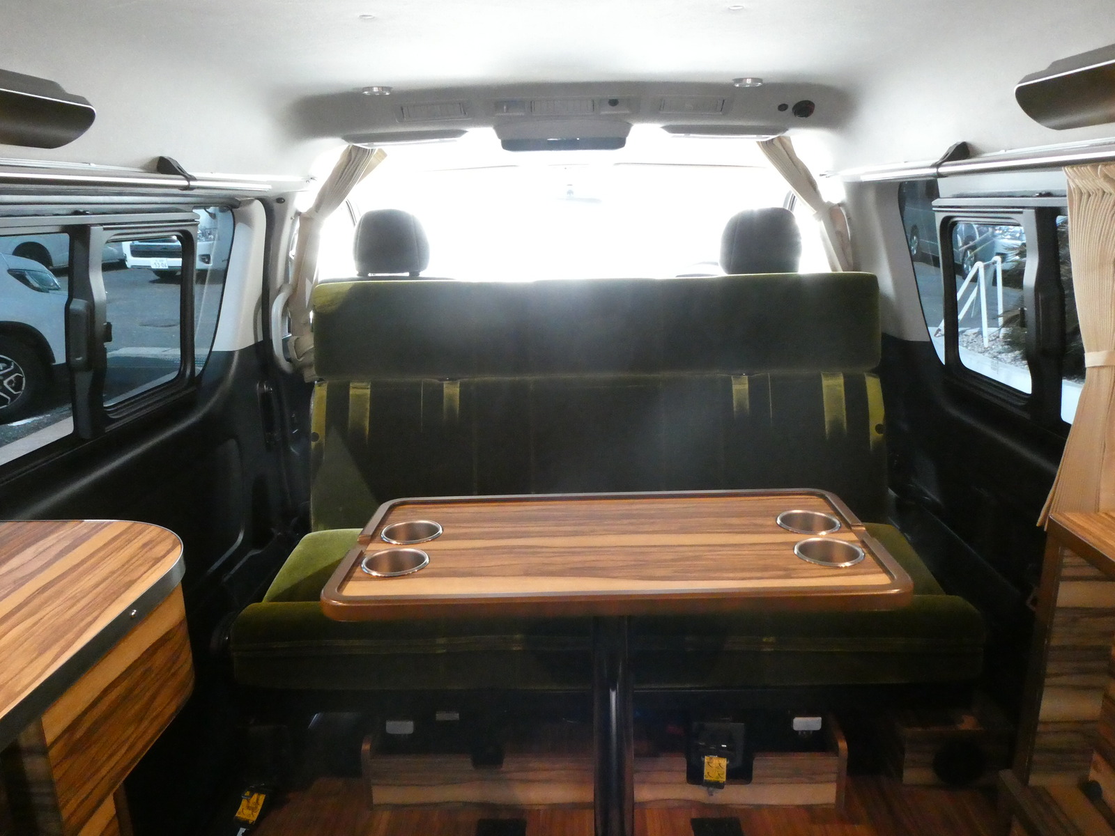 キャンピングカー ハイエース ｹｲﾜｰｸｽ　ｵｰﾛﾗｽﾀｰｸﾙｰｽﾞSL　FF　冷蔵庫