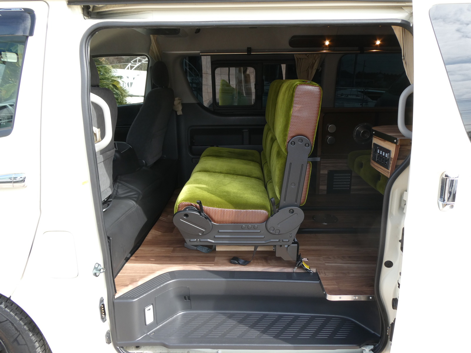 キャンピングカー ハイエース ｹｲﾜｰｸｽ　ｵｰﾛﾗｽﾀｰｸﾙｰｽﾞSL　FF　冷蔵庫