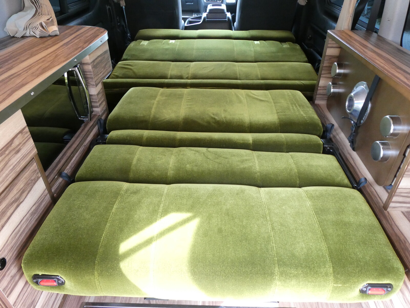 キャンピングカー ハイエース ｹｲﾜｰｸｽ　ｵｰﾛﾗｽﾀｰｸﾙｰｽﾞSL　FF　冷蔵庫