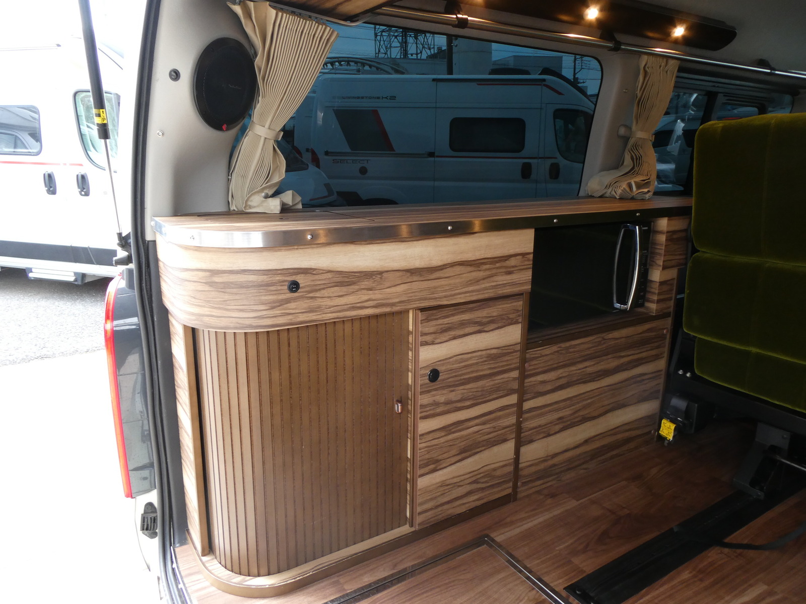 キャンピングカー ハイエース ｹｲﾜｰｸｽ　ｵｰﾛﾗｽﾀｰｸﾙｰｽﾞSL　FF　冷蔵庫