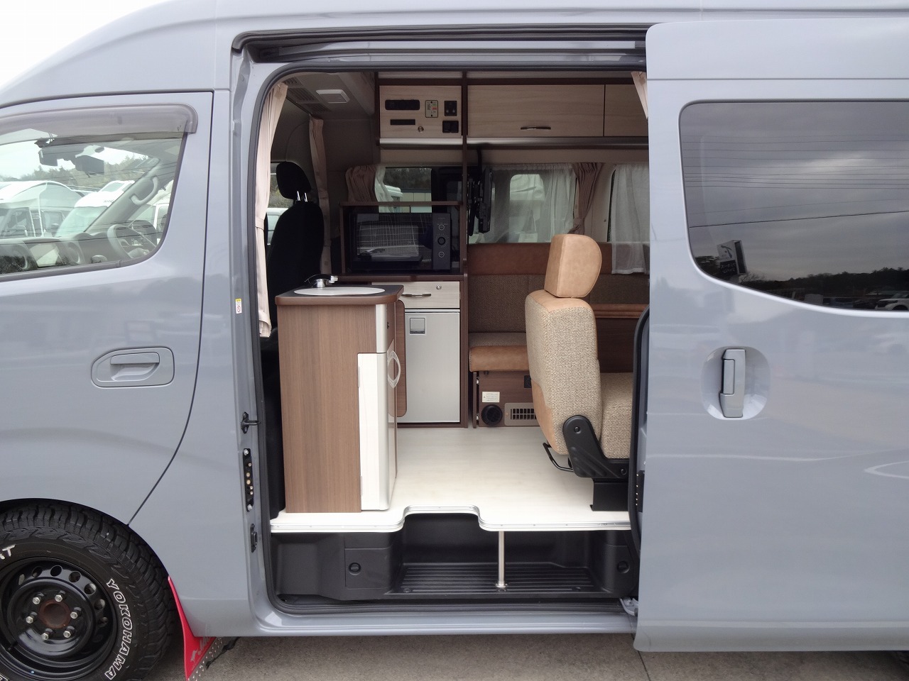 キャンピングカー NV350キャラバン ﾚｸﾋﾞｨ ｲｿﾞﾗ　家ｴｱｺﾝ　ﾘﾁｳﾑ200Ah　FF