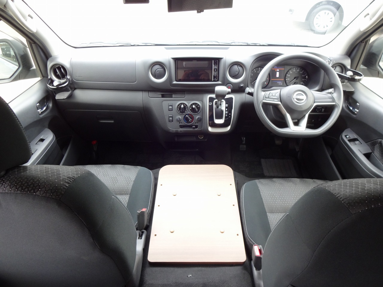 キャンピングカー NV350キャラバン ﾚｸﾋﾞｨ ｲｿﾞﾗ　家ｴｱｺﾝ　ﾘﾁｳﾑ200Ah　FF