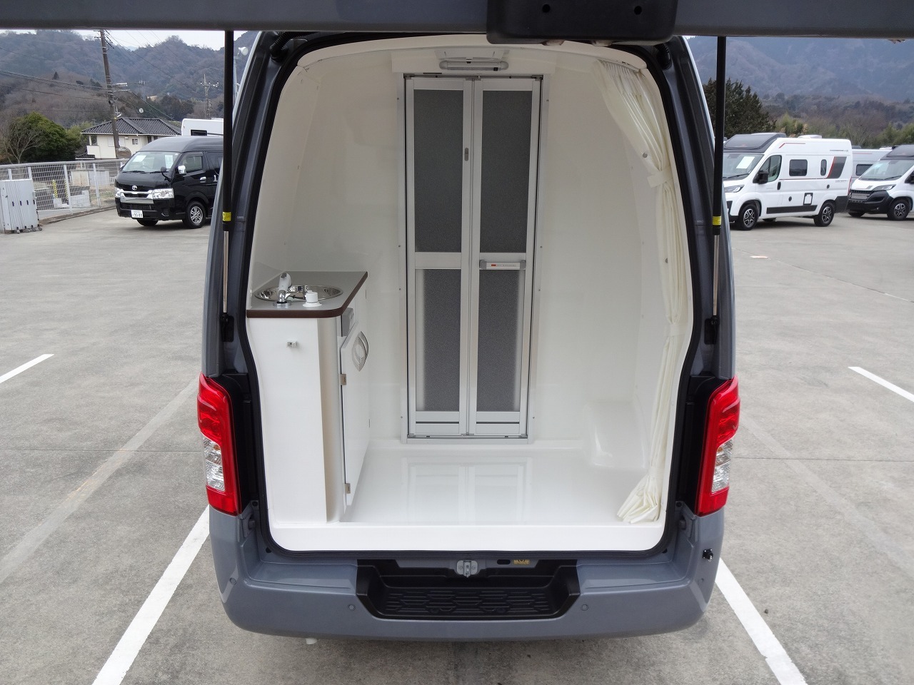 キャンピングカー NV350キャラバン ﾚｸﾋﾞｨ ｲｿﾞﾗ　家ｴｱｺﾝ　ﾘﾁｳﾑ200Ah　FF