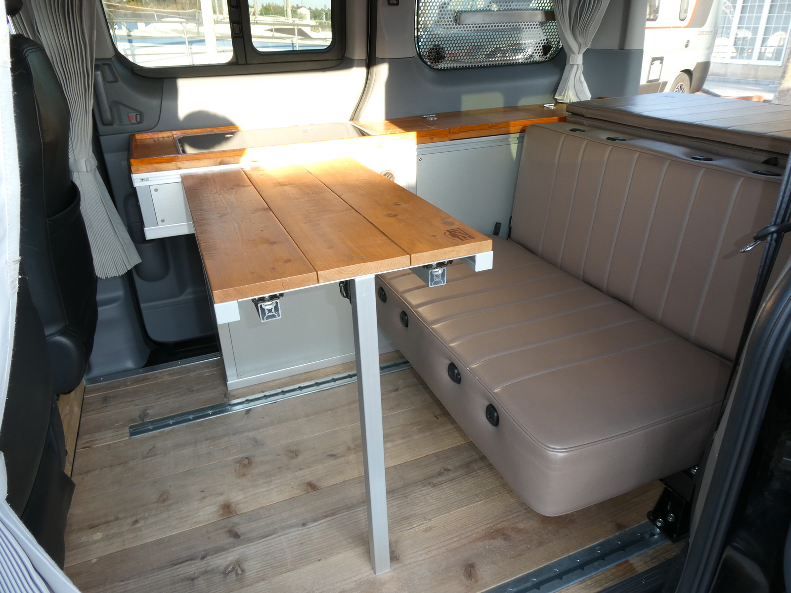 キャンピングカー バンコン ｱﾈｯｸｽ　ﾘｭｳ200　FFﾋｰﾀｰ　DC冷蔵庫