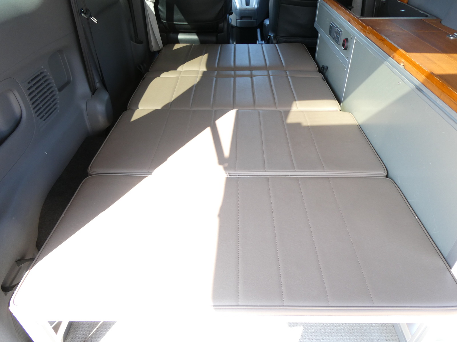 キャンピングカー バンコン ｱﾈｯｸｽ　ﾘｭｳ200　FFﾋｰﾀｰ　DC冷蔵庫