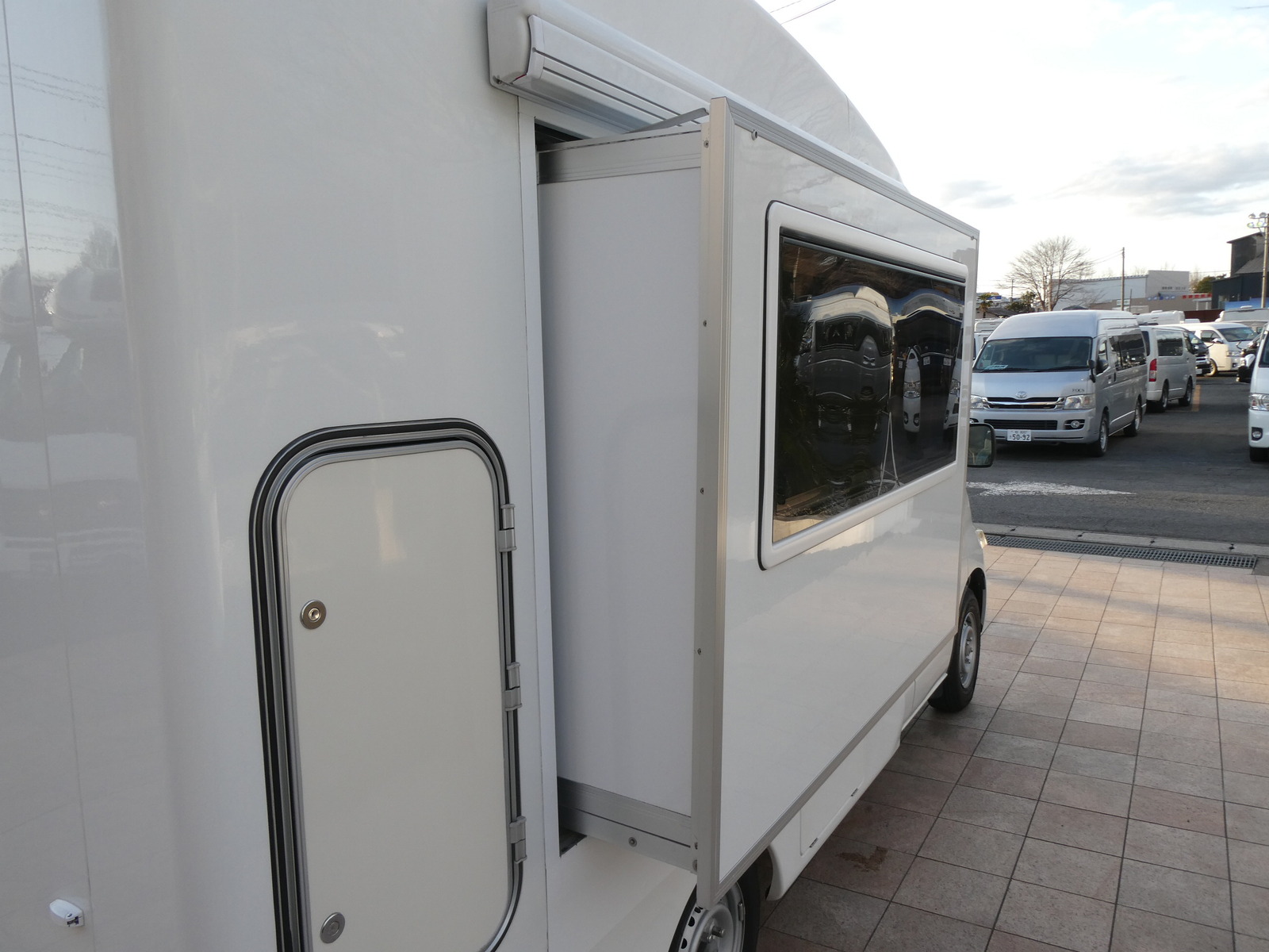 キャンピングカー キャブコン かｰいんてりあ高橋　ﾈｵﾕｰﾛ　手動ｽﾗｲﾄﾞｱｳﾄ　FF