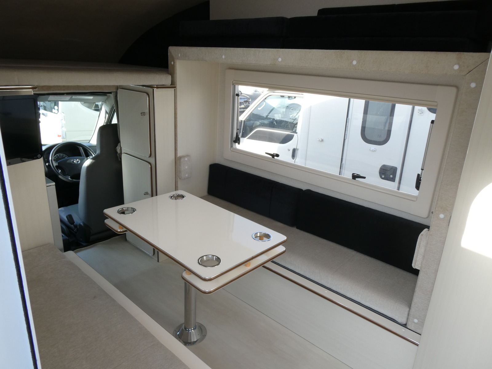 キャンピングカー キャブコン かｰいんてりあ高橋　ﾈｵﾕｰﾛ　手動ｽﾗｲﾄﾞｱｳﾄ　FF