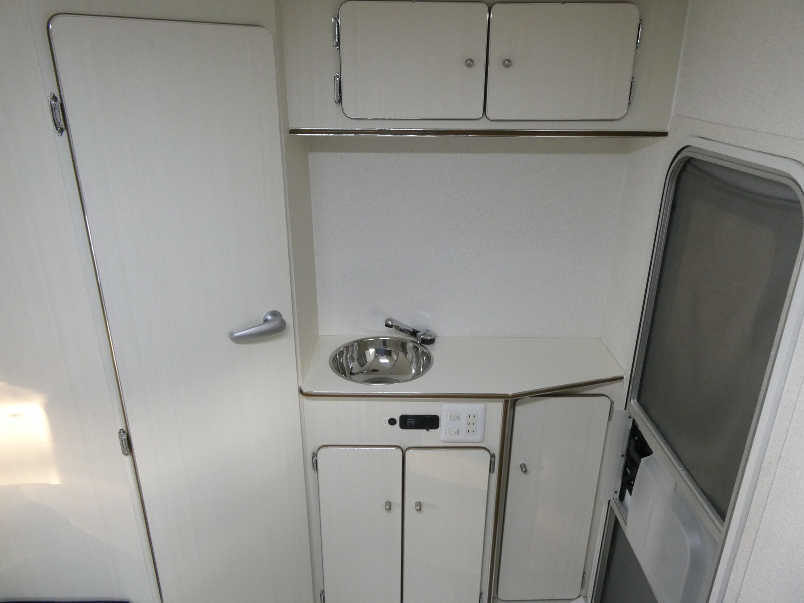 キャンピングカー キャブコン かｰいんてりあ高橋　ﾈｵﾕｰﾛ　手動ｽﾗｲﾄﾞｱｳﾄ　FF