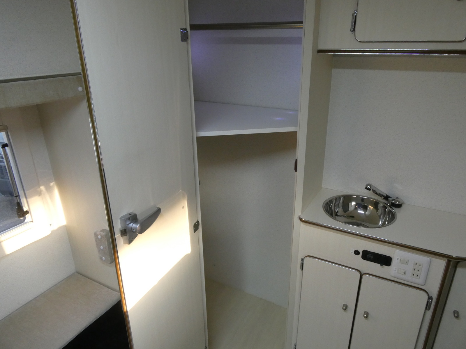 キャンピングカー キャブコン かｰいんてりあ高橋　ﾈｵﾕｰﾛ　手動ｽﾗｲﾄﾞｱｳﾄ　FF