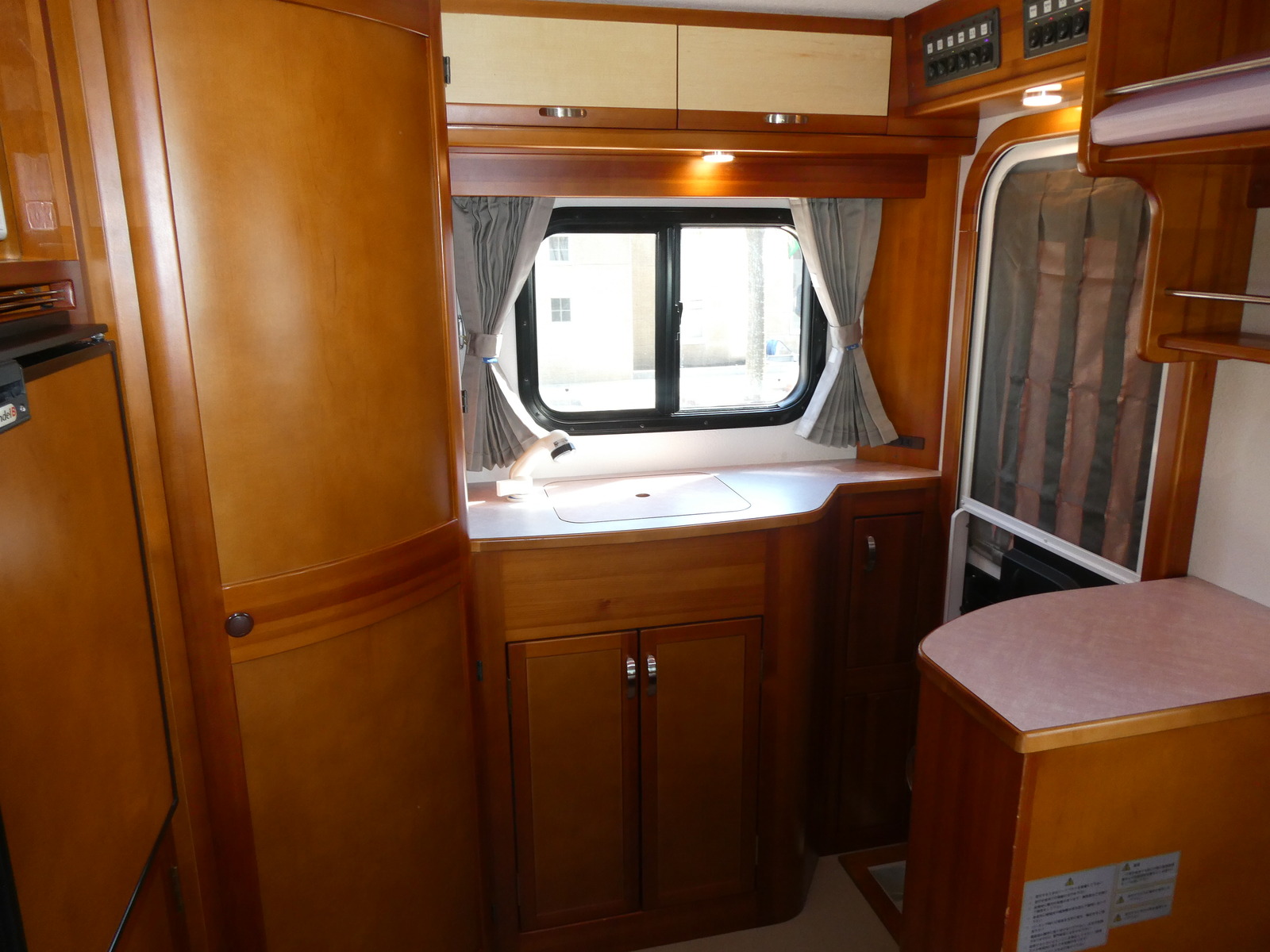 キャンピングカー NV200 AtoZ　ｱﾙﾌｧ　FFﾋｰﾀｰ　ｿｰﾗｰ　ﾏｯｸｽﾌｧﾝ