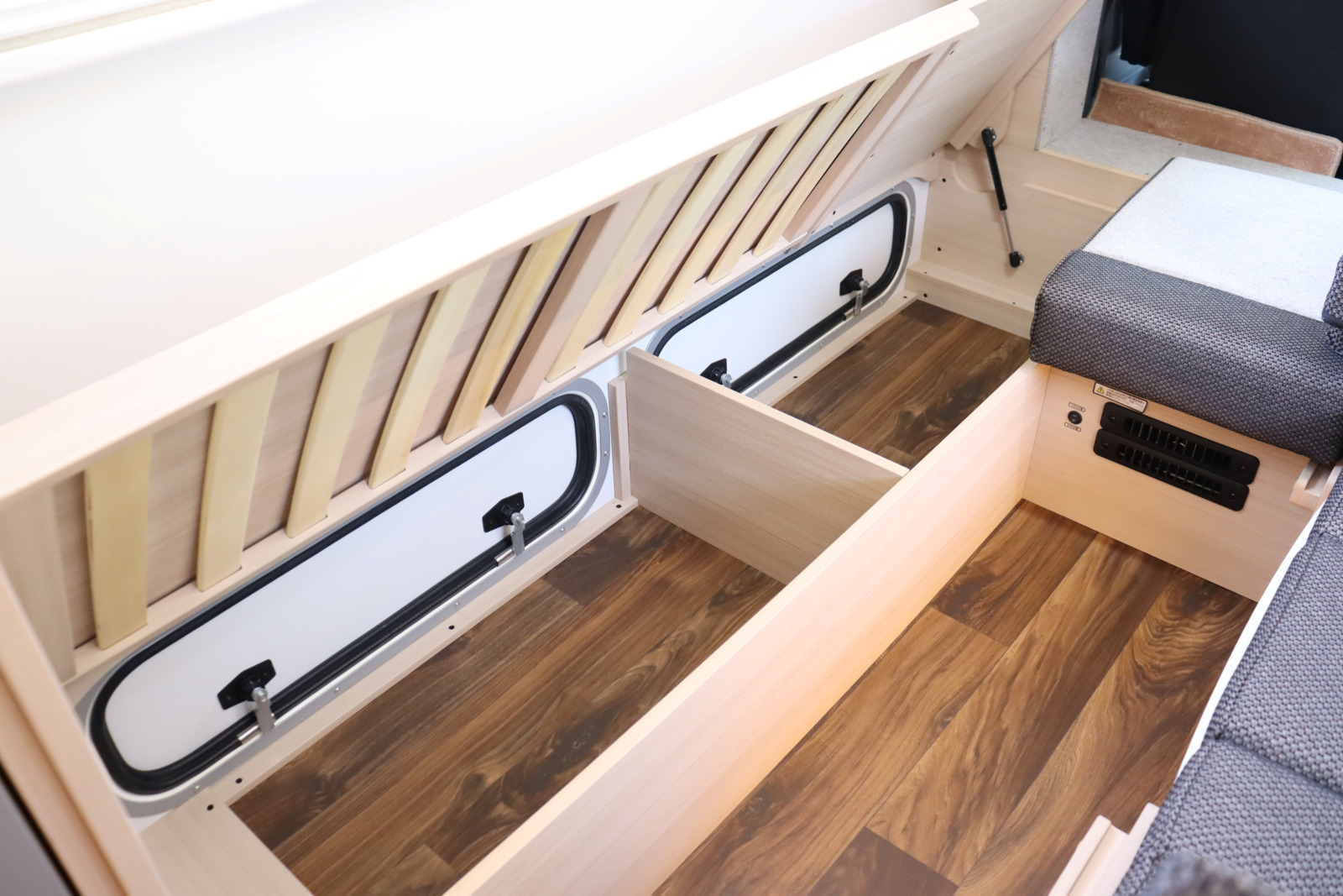 キャンピングカー キャブコン ｶﾑﾛｰﾄﾞ ﾅｯﾂRV ｱﾚｯﾀRE ｴﾎﾞⅢ 4WD