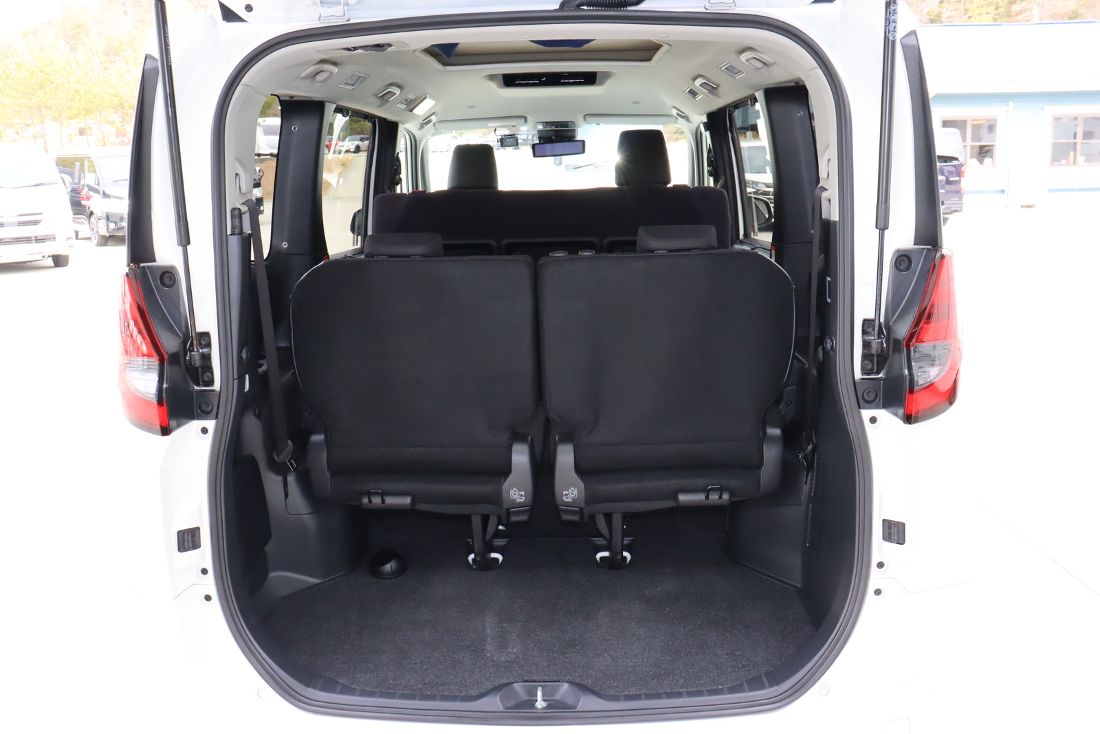 キャンピングカー バンコン ﾉｱHV　G ﾎﾜｲﾄﾊｳｽ ﾃﾞｲｽﾞ　FFﾋｰﾀｰ