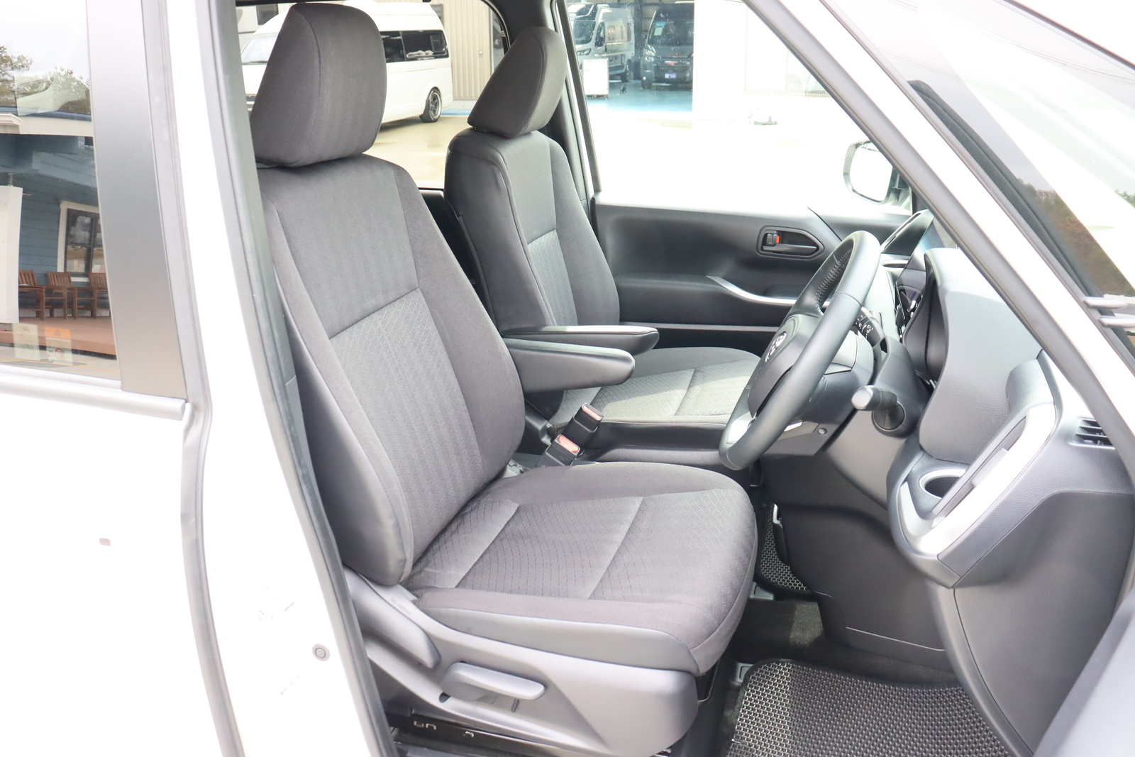 キャンピングカー バンコン ﾉｱHV　G ﾎﾜｲﾄﾊｳｽ ﾃﾞｲｽﾞ　FFﾋｰﾀｰ