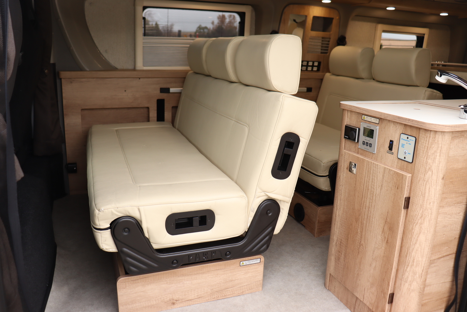 キャンピングカー バンコン ﾊｲｴｰｽ ﾅｯﾂRV ﾘｰｸⅡ FFﾋｰﾀｰ 4WD