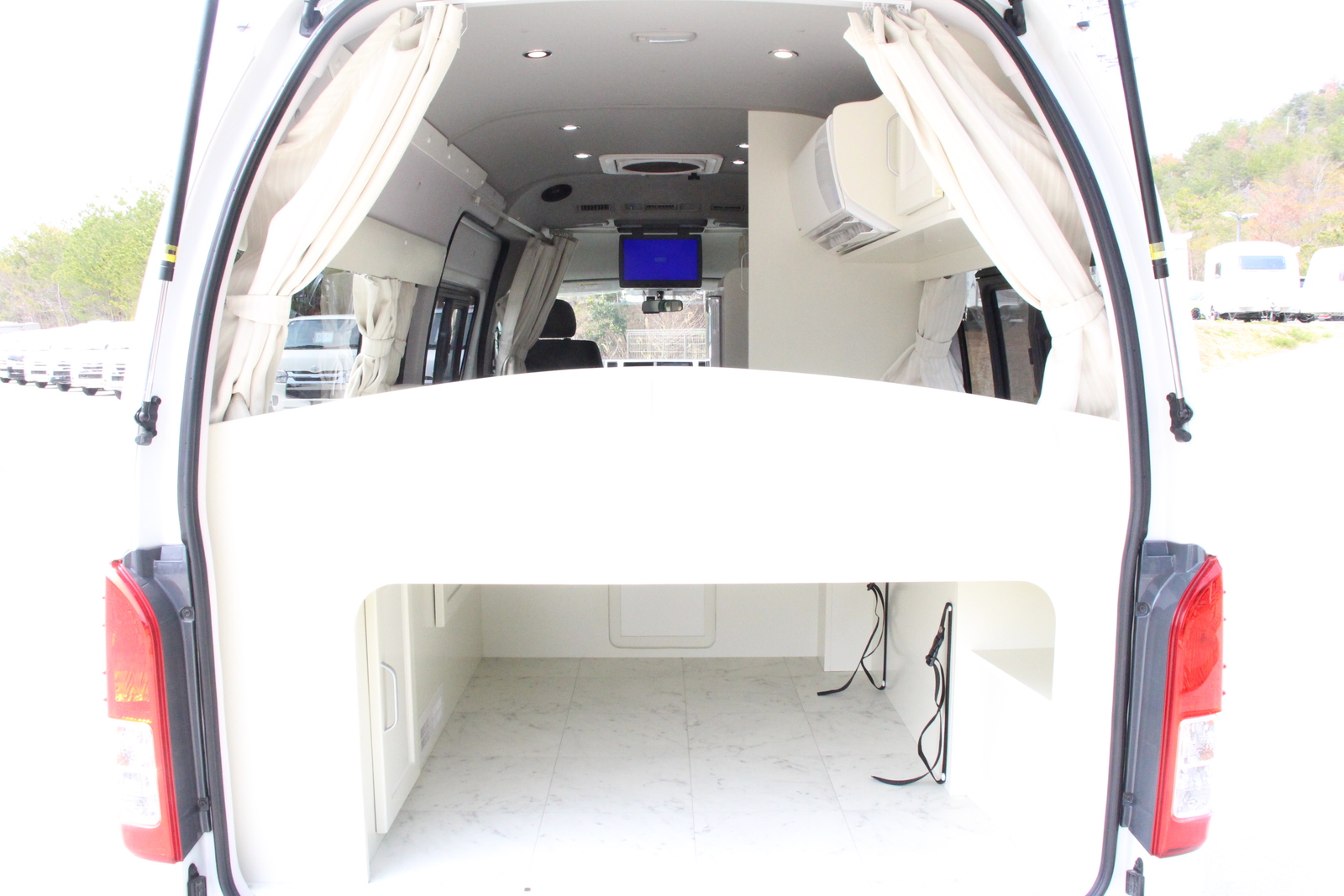 キャンピングカー バンコン ﾊｲｴｰｽRVﾋﾞｯｸﾌｯﾄ ﾘﾄﾙﾉｵｸﾀｰﾋﾞｱM 4駆