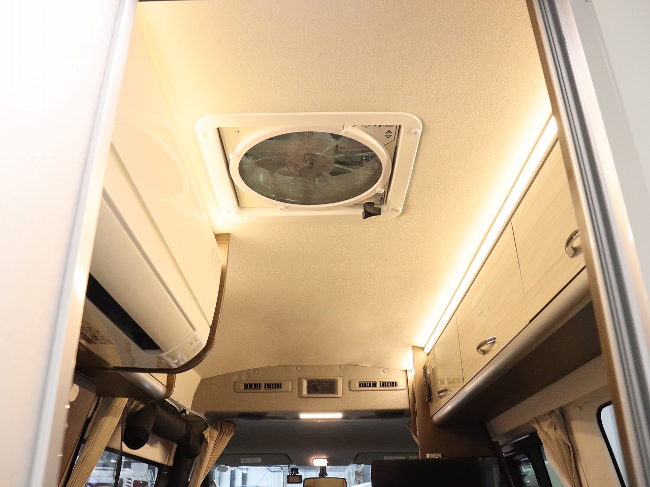 キャンピングカー バンコン ｷｬﾗﾊﾞﾝ ﾚｸﾋﾞｨ ｲｿﾞﾗ 4WD　FF　家庭用AC