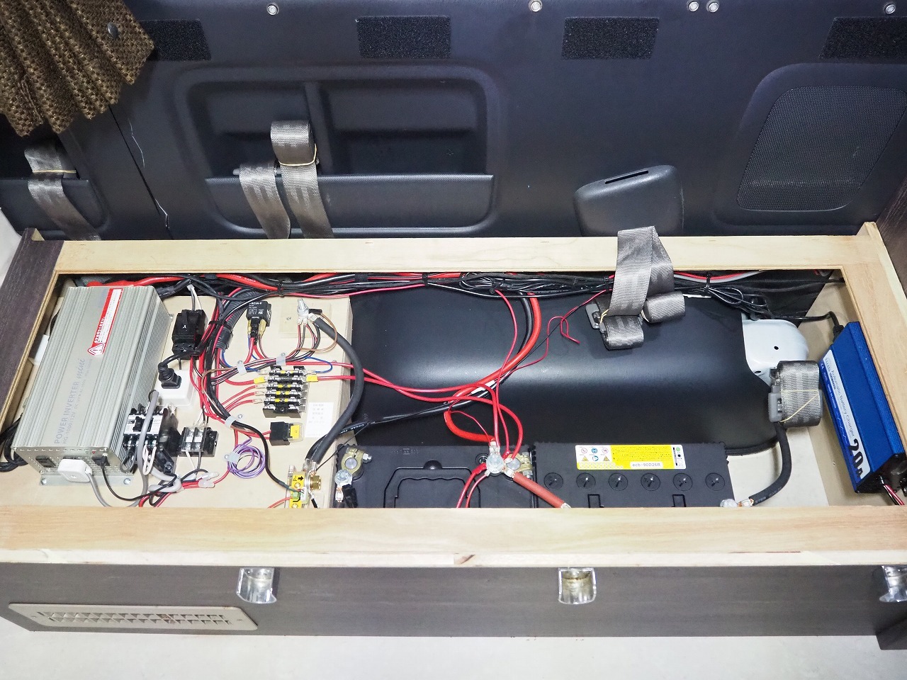 キャンピングカー バンコン ﾊｲｴｰｽ ｵﾘｼﾞﾅﾙ仕様 4WD　FF　ｲﾝﾊﾞｰﾀｰ