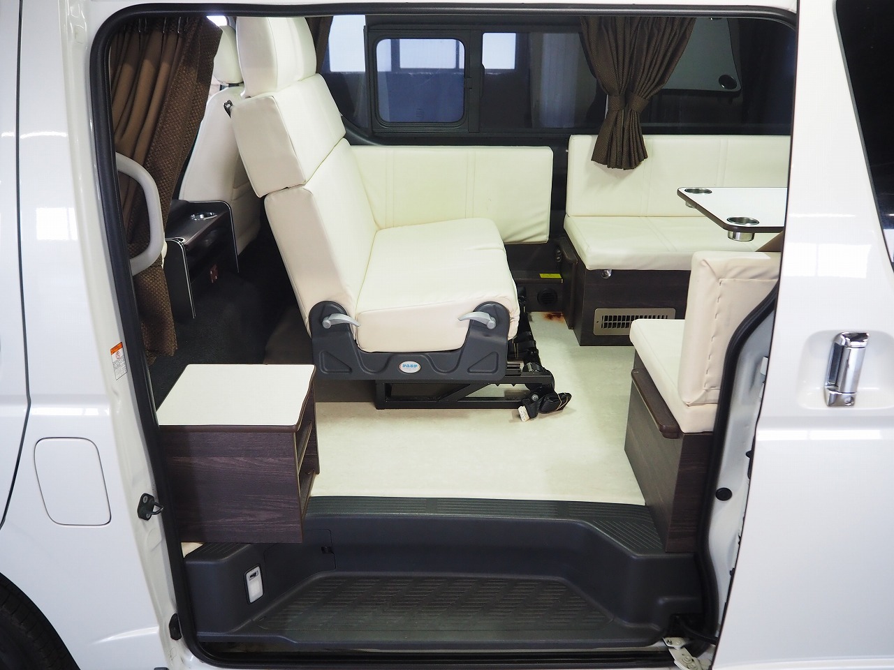 キャンピングカー バンコン ﾊｲｴｰｽ ｵﾘｼﾞﾅﾙ仕様 4WD　FF　ｲﾝﾊﾞｰﾀｰ