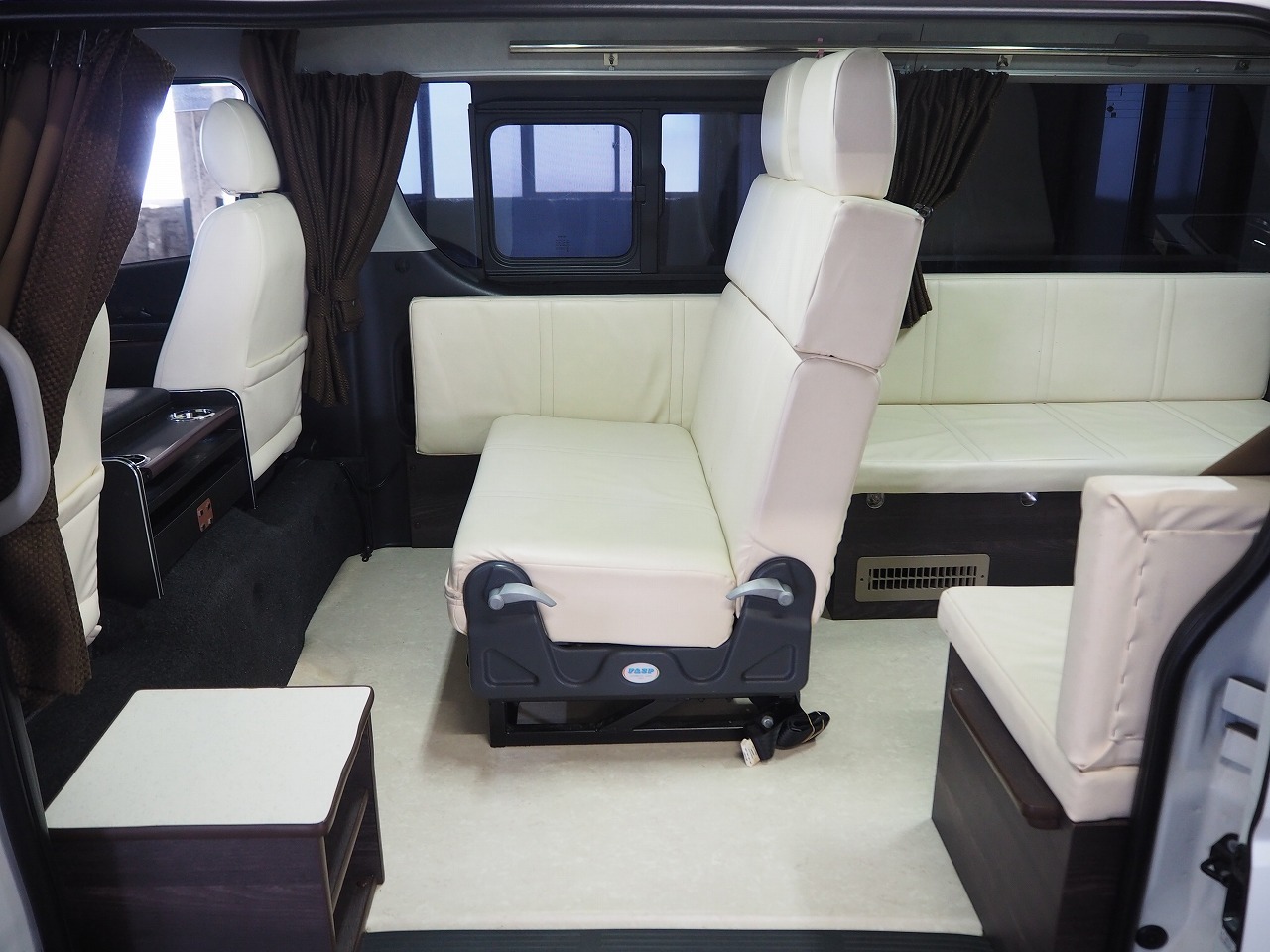 キャンピングカー バンコン ﾊｲｴｰｽ ｵﾘｼﾞﾅﾙ仕様 4WD　FF　ｲﾝﾊﾞｰﾀｰ