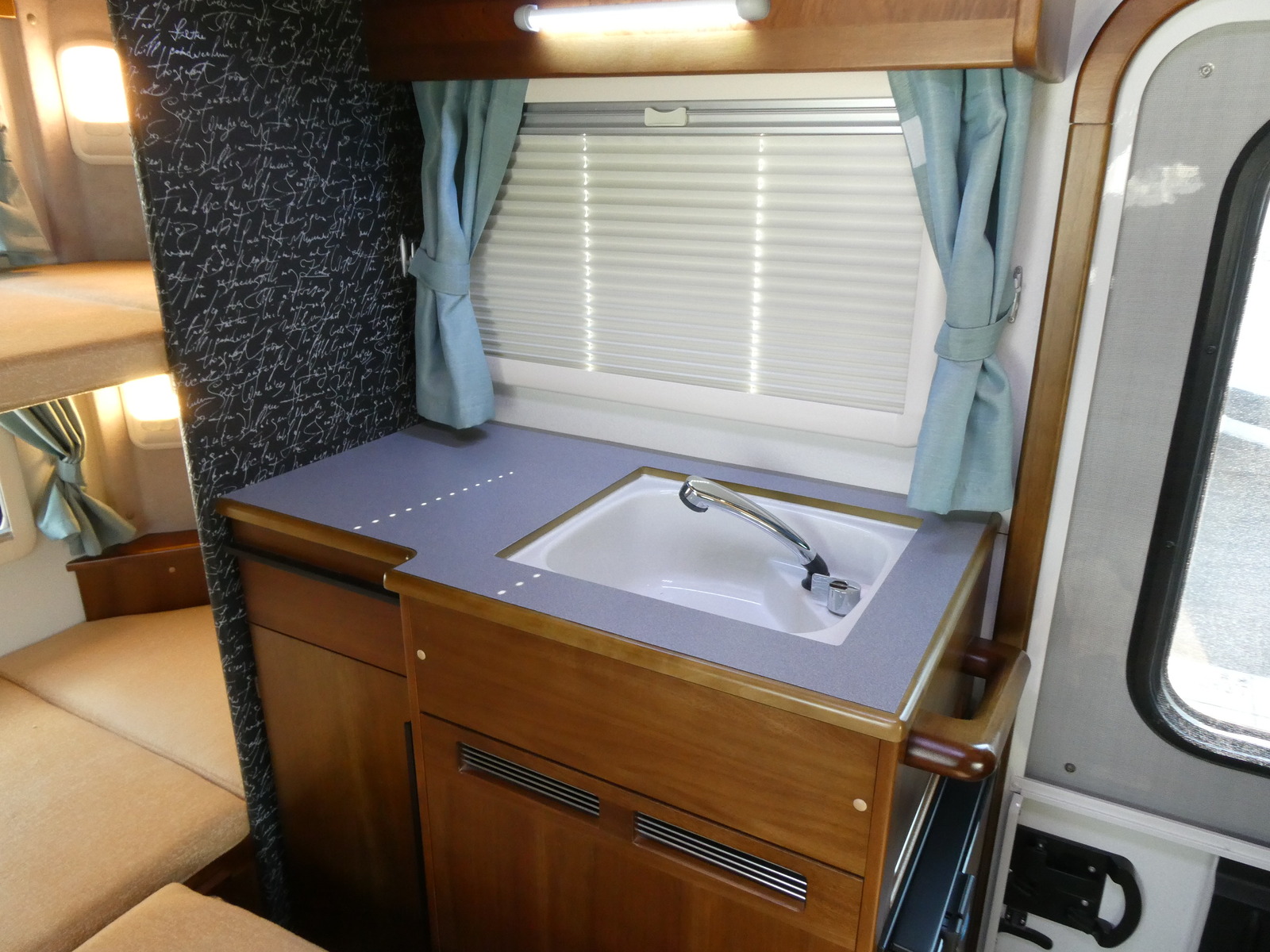 キャンピングカー キャブコン AtoZ　ｱﾐﾃｨ　ﾎﾟﾙﾄ　FF　ﾘｱｸｰﾗｰ　ｿｰﾗｰ