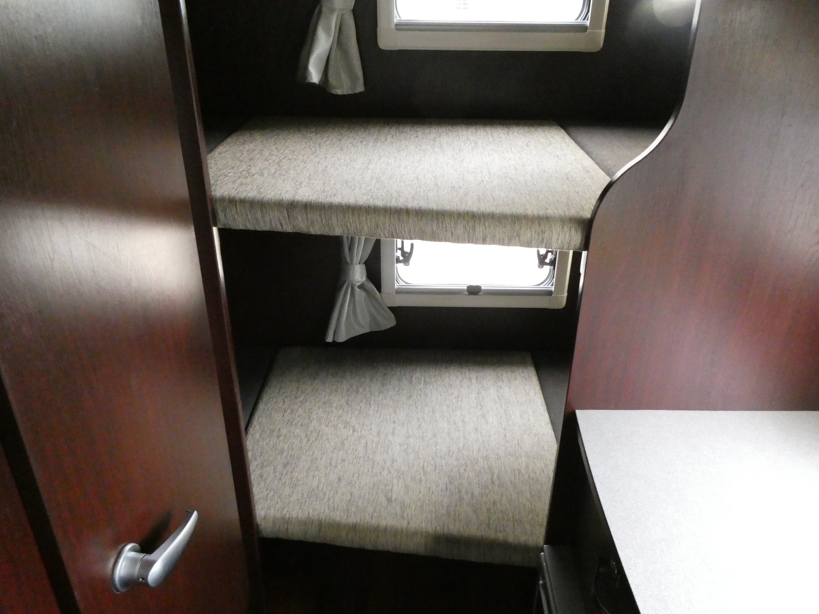 キャンピングカー キャブコン ﾅｯﾂRV　ｸﾚｿﾝﾎﾞﾔｰｼﾞｭ　家ｴｱｺﾝ　FF　ｿｰﾗｰ