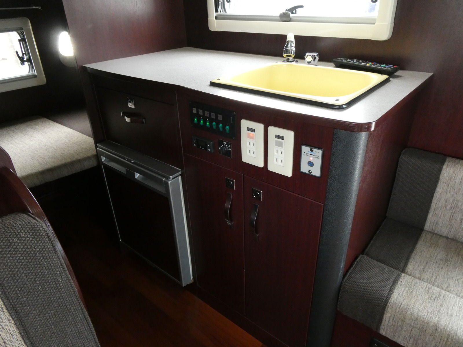 キャンピングカー キャブコン ﾅｯﾂRV　ｸﾚｿﾝﾎﾞﾔｰｼﾞｭ　家ｴｱｺﾝ　FF　ｿｰﾗｰ