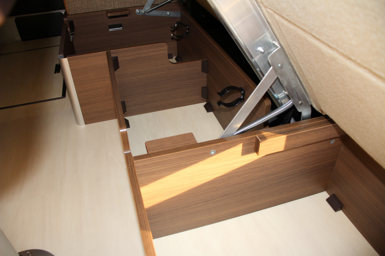 キャンピングカー バンコン ﾊｲｴｰｽ ﾚｸﾋﾞｨ ﾌﾟﾗｽMR 4WD