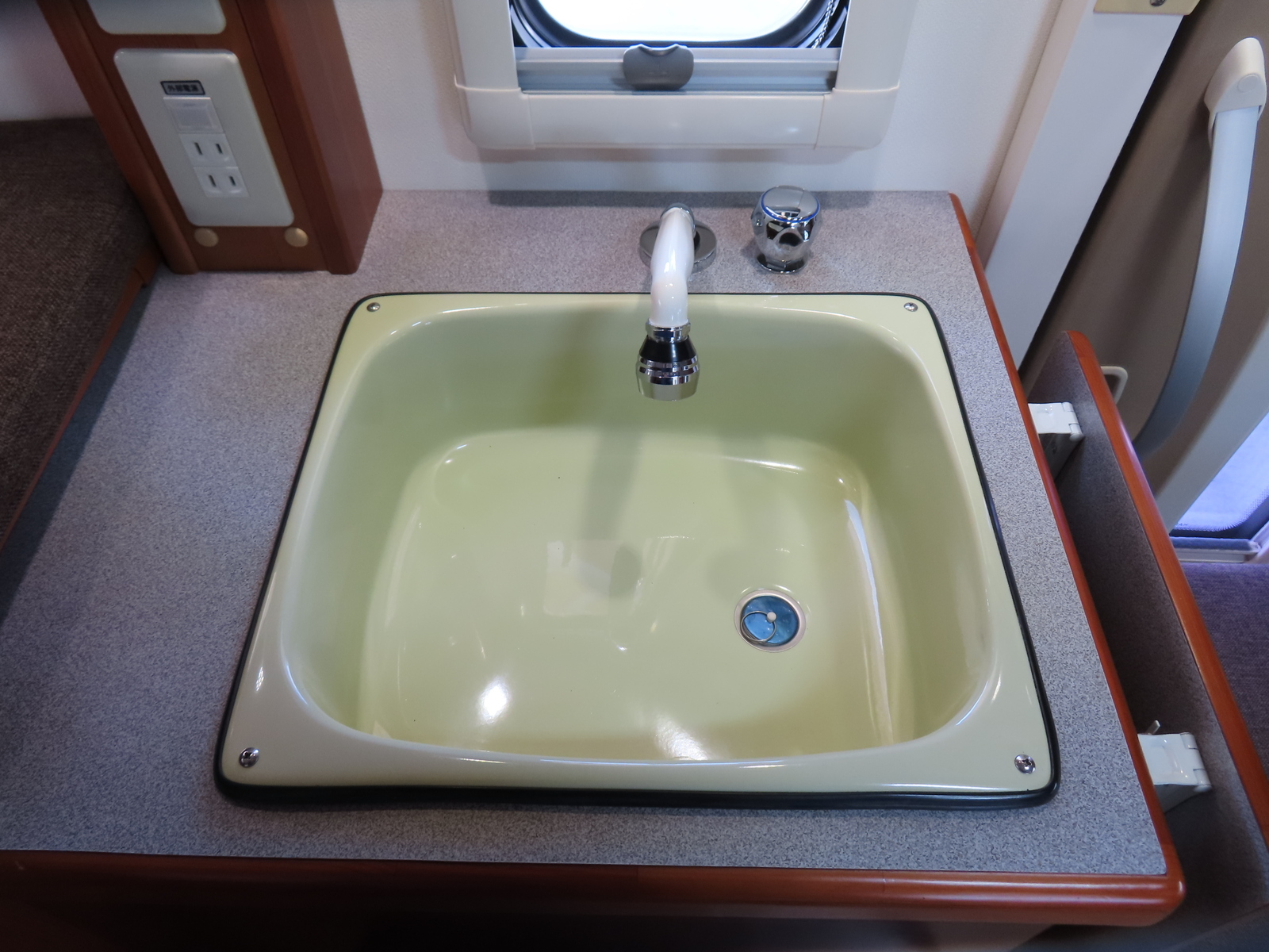 キャンピングカー キャブコン ﾊﾞﾈｯﾄ 東和 ｶｰﾋﾞｨRWB 家庭用ｴｱｺﾝ