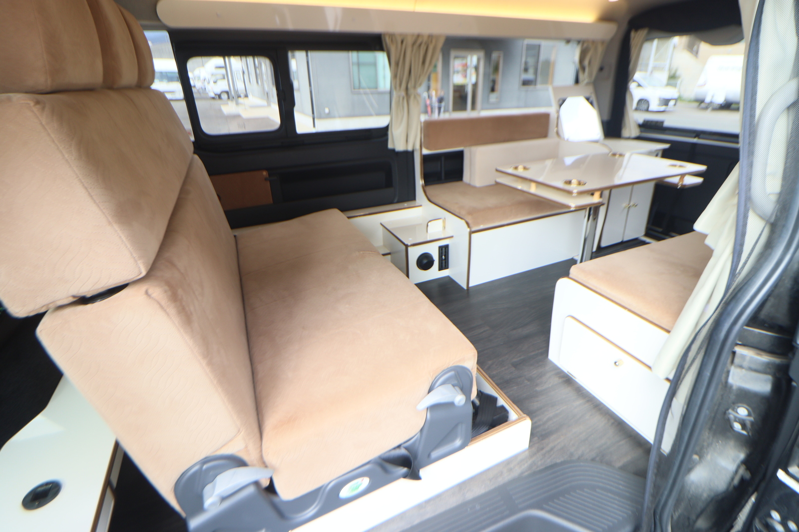 キャンピングカー バンコン ﾊｲｴｰｽ かｰいんてりあ高橋 ﾘﾗｯｸｽﾜｺﾞﾝ