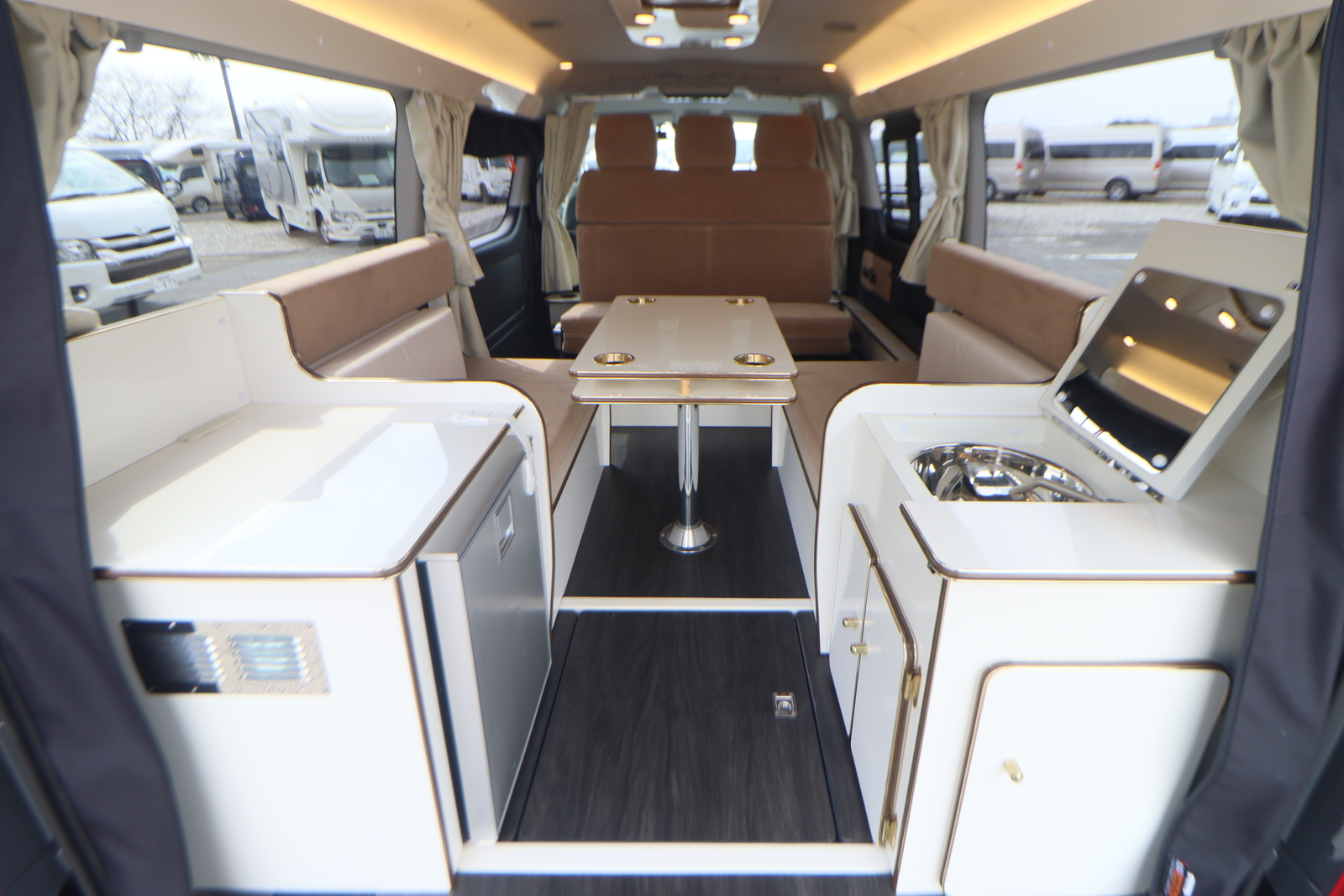 キャンピングカー バンコン ﾊｲｴｰｽ かｰいんてりあ高橋 ﾘﾗｯｸｽﾜｺﾞﾝ