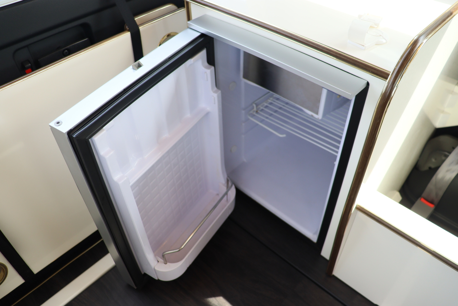 キャンピングカー バンコン ﾊｲｴｰｽ かｰいんてりあ高橋 ﾘﾗｯｸｽﾜｺﾞﾝ