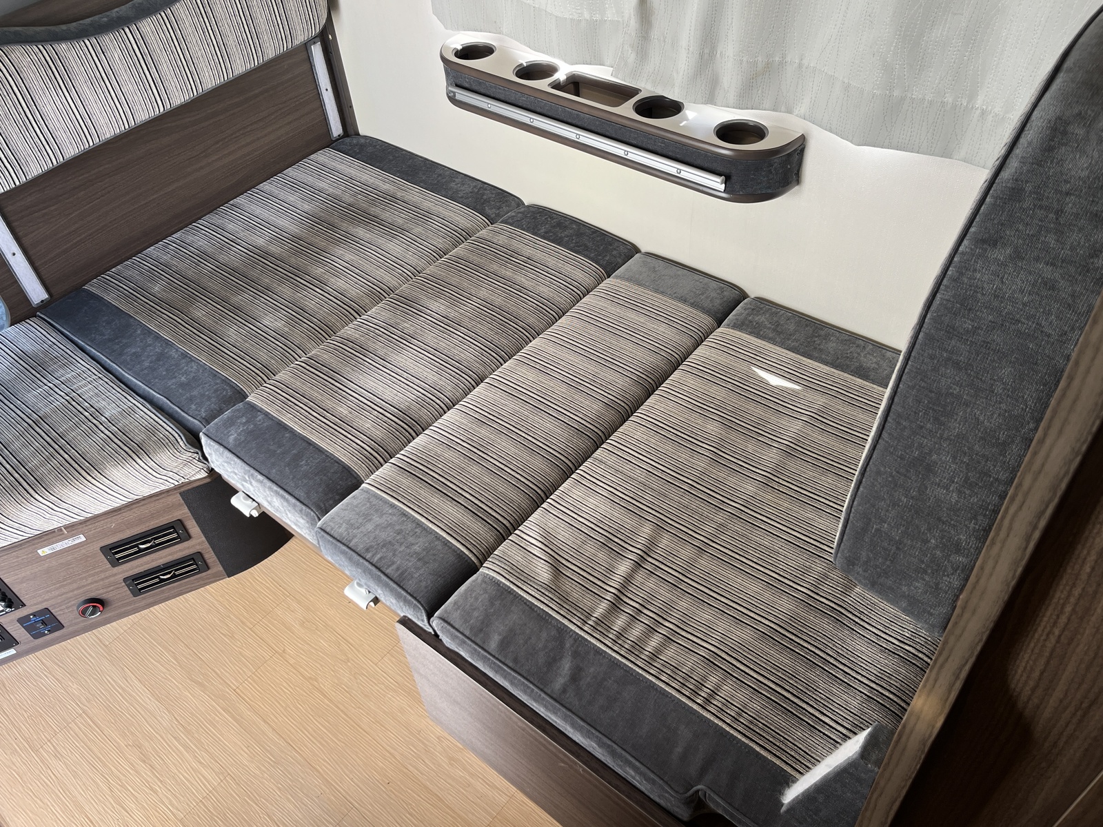 キャンピングカー キャブコン 東和ﾓｰﾀｰｽ ｳﾞｫｰﾝR2B 窓ｴｱｺﾝ 軽油4WD