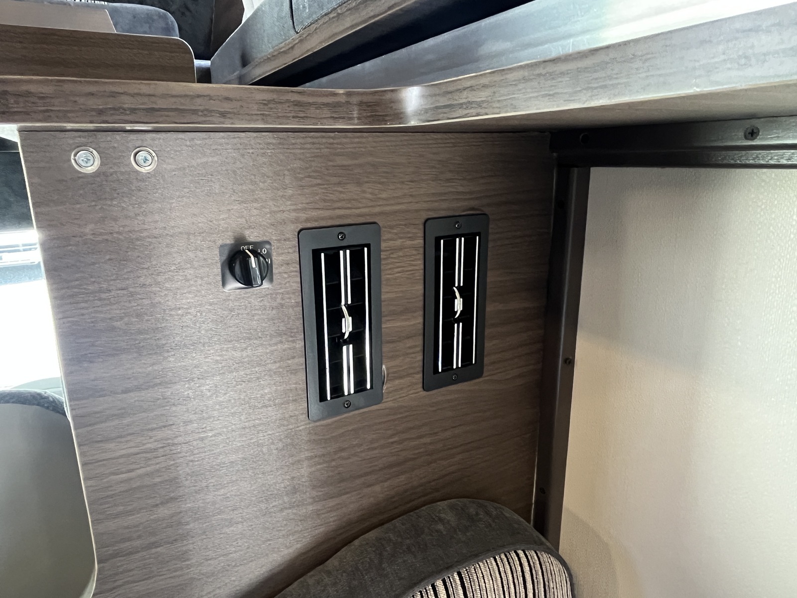 キャンピングカー キャブコン 東和ﾓｰﾀｰｽ ｳﾞｫｰﾝR2B 窓ｴｱｺﾝ 軽油4WD