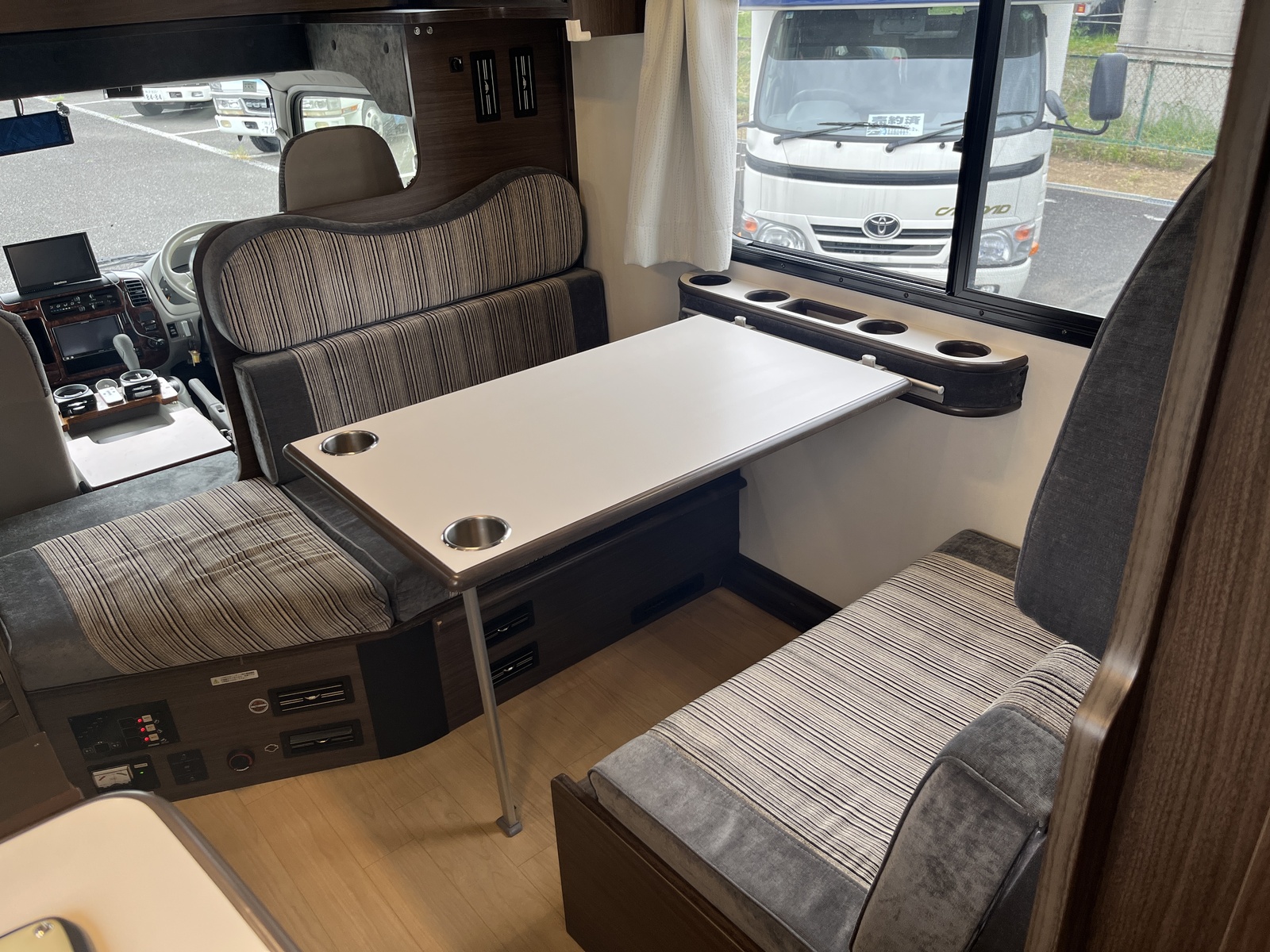 キャンピングカー キャブコン 東和ﾓｰﾀｰｽ ｳﾞｫｰﾝR2B 窓ｴｱｺﾝ 軽油4WD