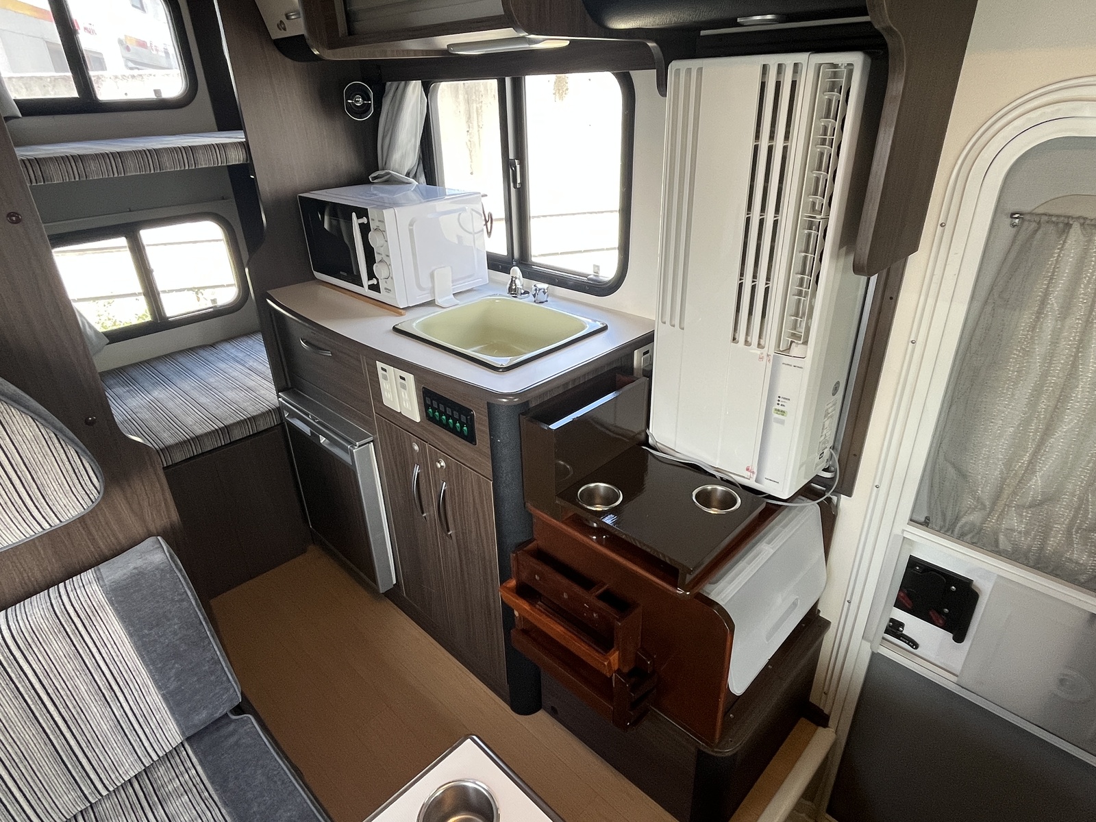 キャンピングカー キャブコン 東和ﾓｰﾀｰｽ ｳﾞｫｰﾝR2B 窓ｴｱｺﾝ 軽油4WD