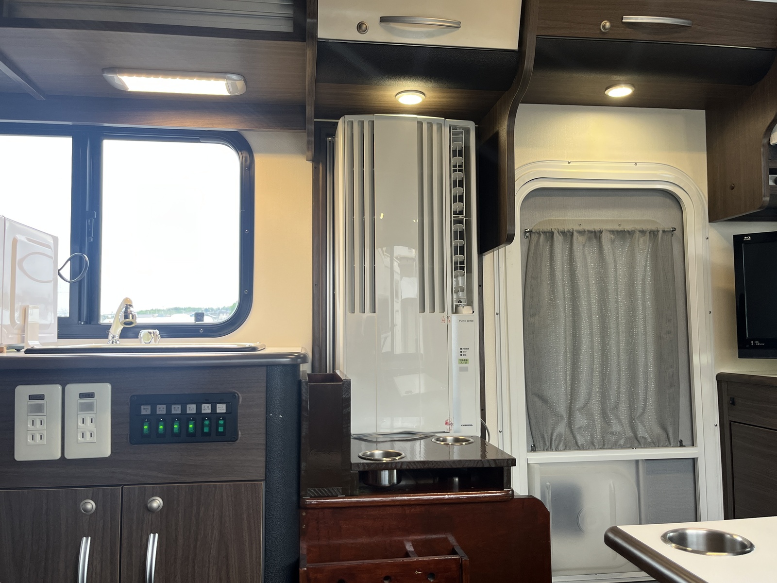 キャンピングカー キャブコン 東和ﾓｰﾀｰｽ ｳﾞｫｰﾝR2B 窓ｴｱｺﾝ 軽油4WD