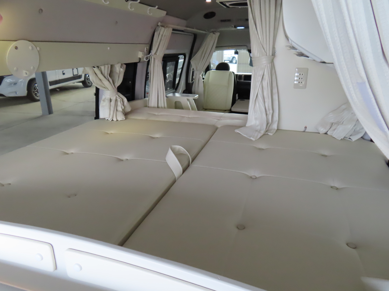 キャンピングカー バンコン ﾊｲｴｰｽRVﾋﾞｯｸﾌｯﾄｵｸﾀｰﾋﾞｱ 家ｴｱｺﾝ4WD