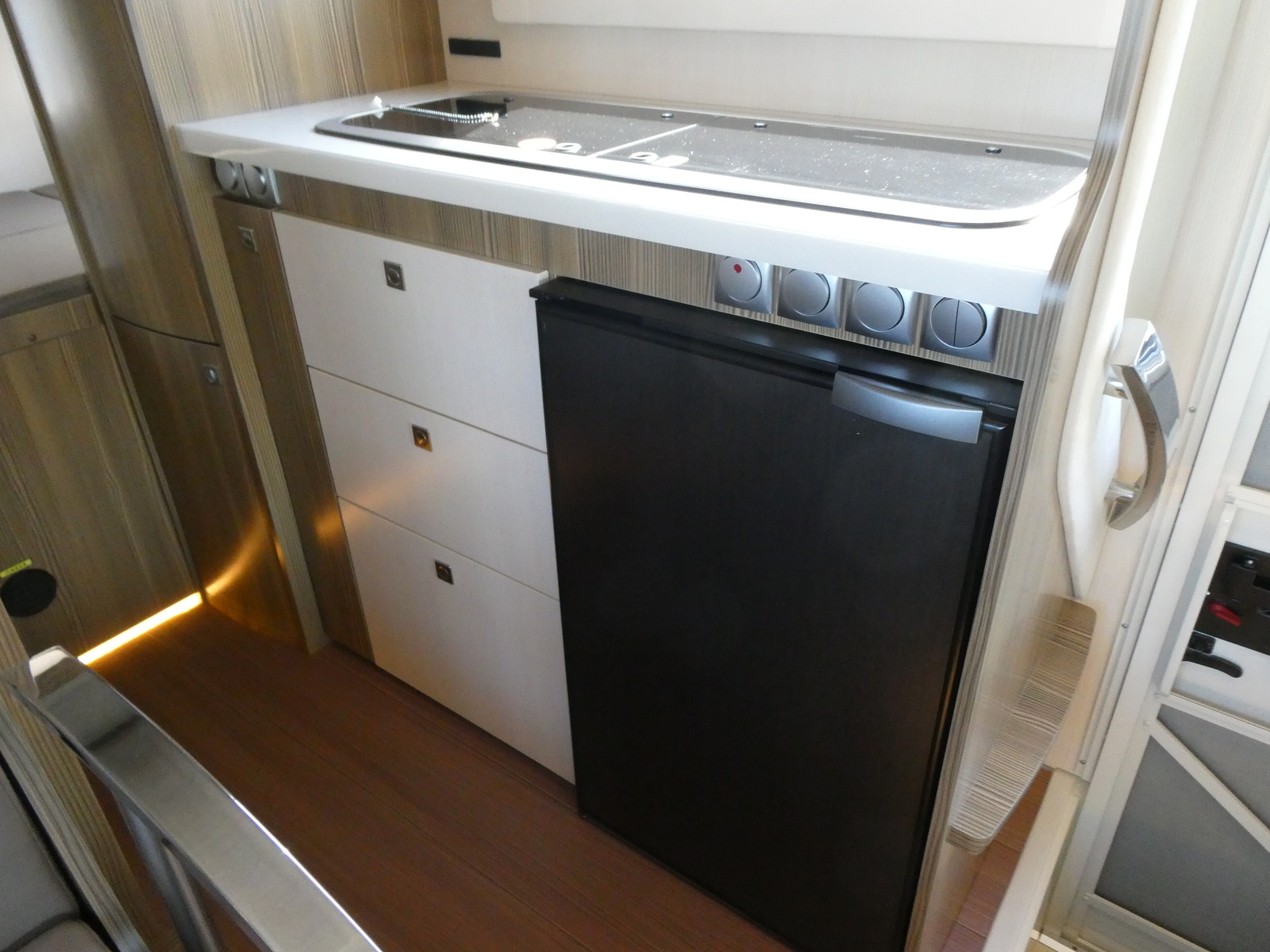 キャンピングカー キャブコン ﾊﾞﾝﾃｯｸ　ｼﾞﾙ520　GDY系ﾘｱﾀﾞﾌﾞﾙﾀｲﾔ　家AC