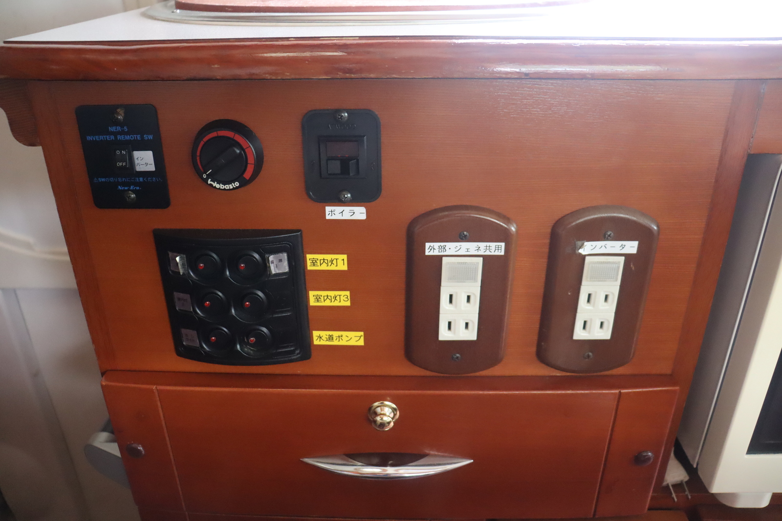 キャンピングカー バスコン ﾘｴｯｾⅡ ﾅｯﾂRV ﾎﾞｰﾀﾞｰ60　発電機