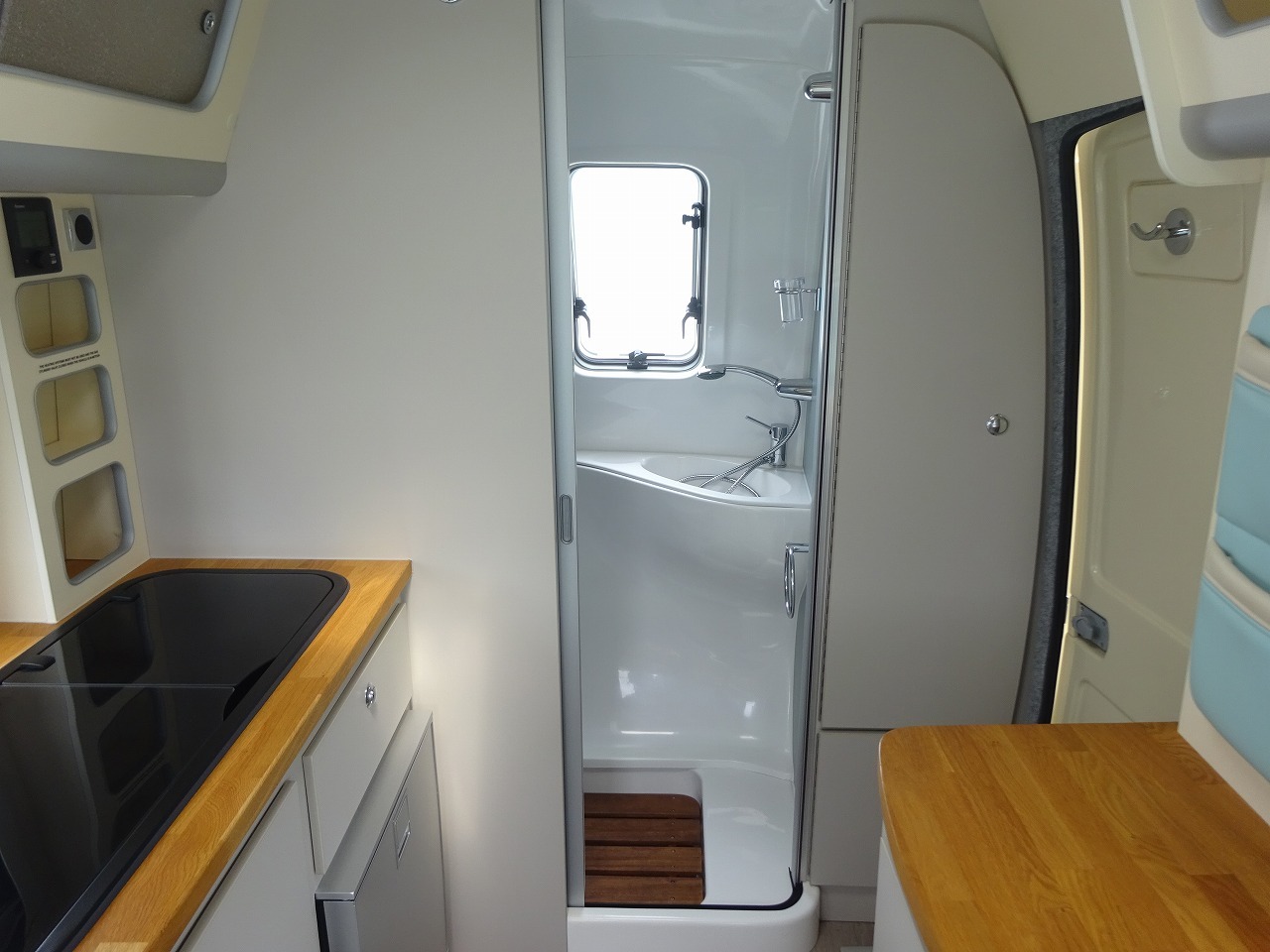 キャンピングカー トレーラー ﾍﾞｱﾌｯﾄ ｷｬﾗﾊﾞﾝ　温水　FF　冷蔵庫