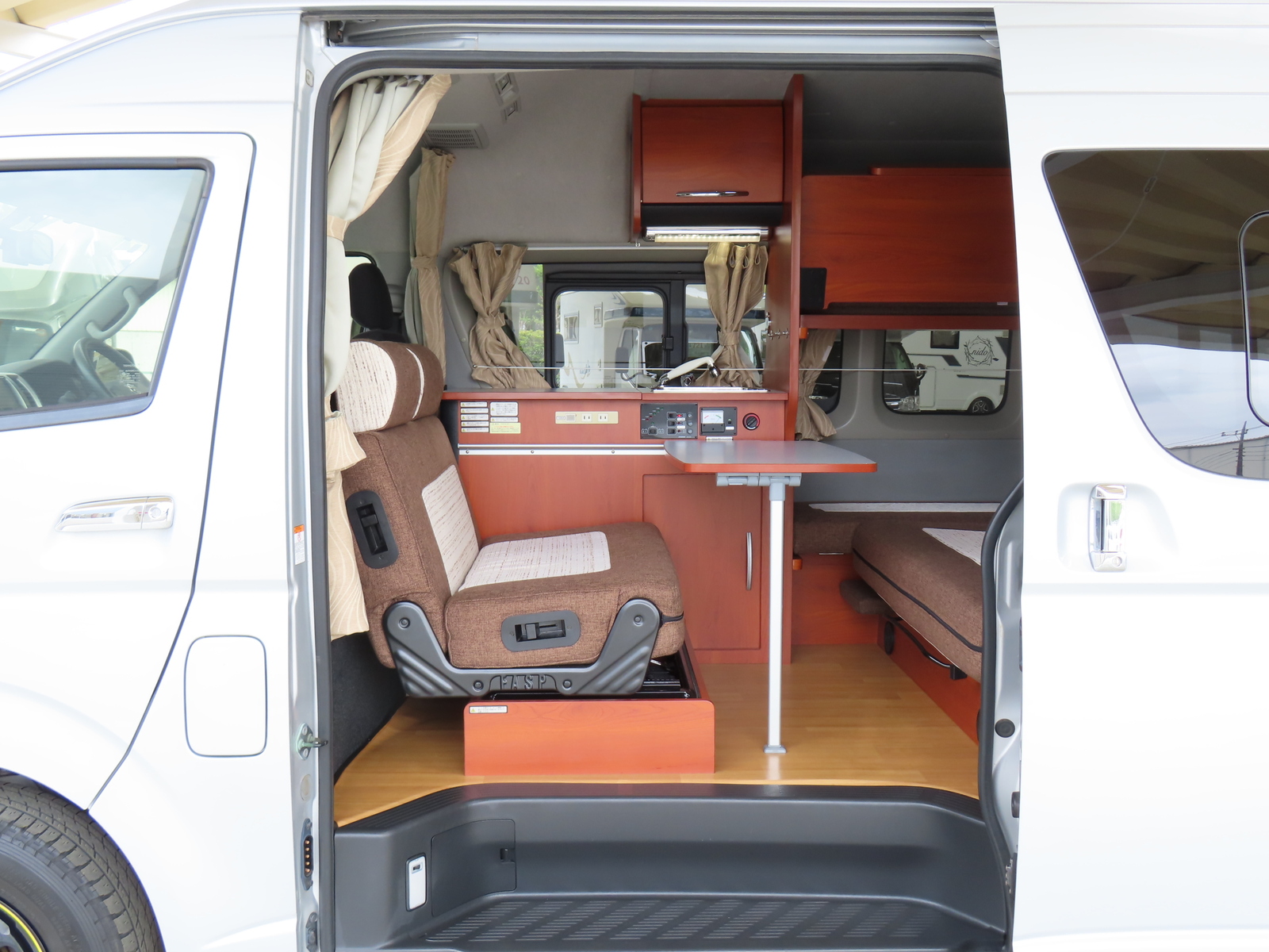 キャンピングカー バンコン ﾚｼﾞｱｽｴｰｽ ﾅｯﾂRV ﾗﾃﾞｨｯｼｭ　FFﾋｰﾀｰ