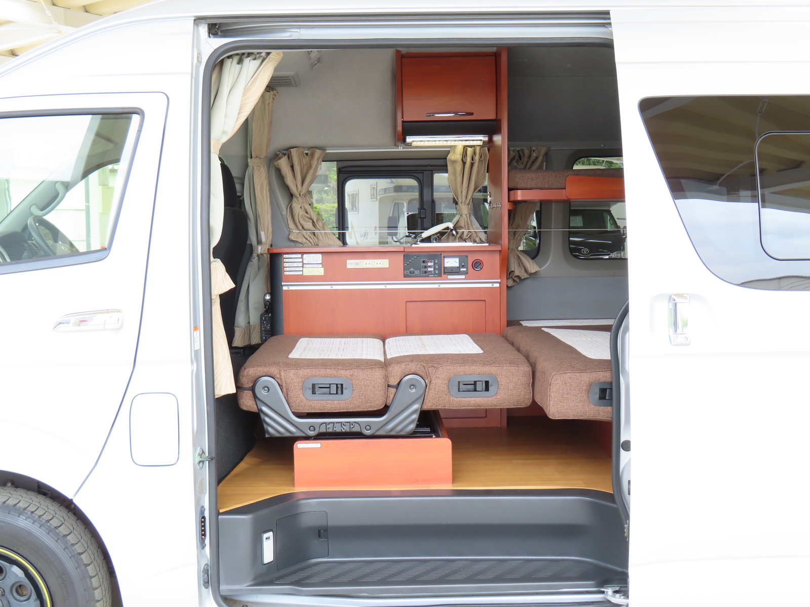 キャンピングカー バンコン ﾚｼﾞｱｽｴｰｽ ﾅｯﾂRV ﾗﾃﾞｨｯｼｭ　FFﾋｰﾀｰ