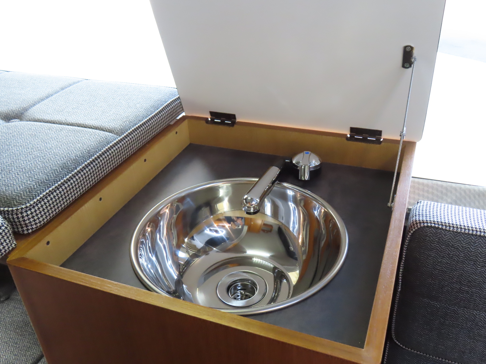 キャンピングカー バンコン ﾊｲｴｰｽ ﾋﾞｰｸﾙ ﾌｭｰﾁｬｰ