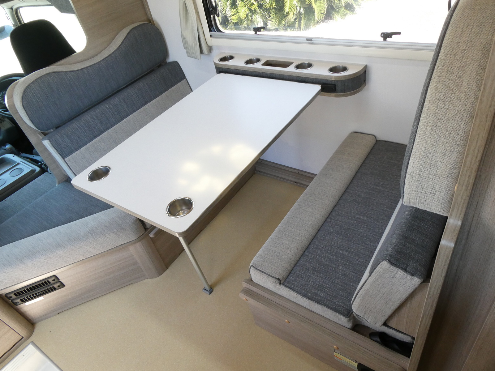 キャンピングカー キャブコン 東和ﾓｰﾀｰｽ　ｳﾞｫｰﾝﾉｲﾝR2B(KDY系)家ｴｱｺﾝ