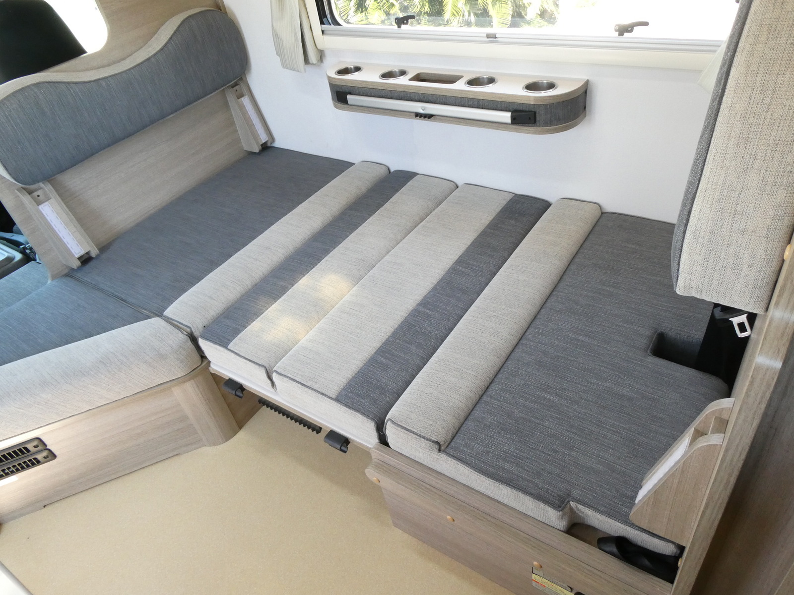 キャンピングカー キャブコン 東和ﾓｰﾀｰｽ　ｳﾞｫｰﾝﾉｲﾝR2B(KDY系)家ｴｱｺﾝ