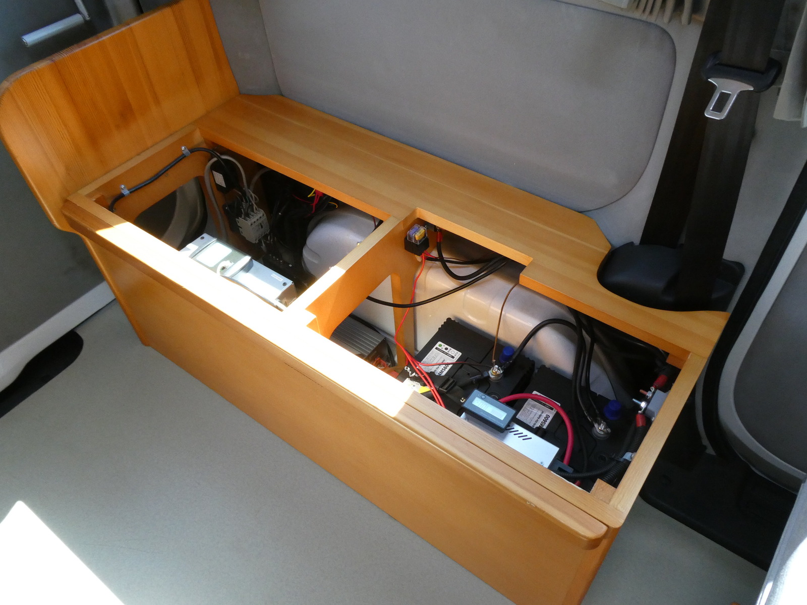 キャンピングカー バンコン ﾀｺｽ　ｼﾞｬｯｸ　FF新品取り付け済み