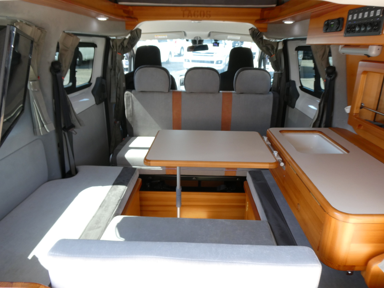 キャンピングカー バンコン ﾀｺｽ　ｼﾞｬｯｸ　FF新品取り付け済み